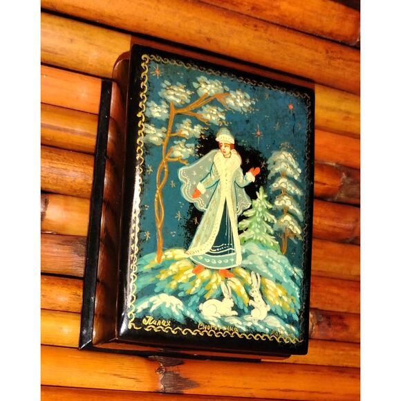 Snow Maiden Snegurochka Russian Lacquer Box • Hand Painted • Signed, Red Inside - Picture 3 of 5